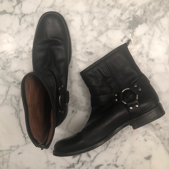 Frye | Black Phillip Harness Short Leather Boot - Picture 4 of 6